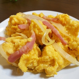付け合せに✳ふわふわ卵のベーコン玉ねぎ炒め